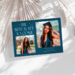 Anúncio Best Is Yet To Come Teal Grad Photo<br><div class="desc">Modern and whimsical graduation announcement photo card featuring2 photos on the front and 1 on the back. The text says "The Best Is Yet To Come" with twinkling stars. Add the graduate's name,  information,  and message to personalize this card. Teal color.</div>
