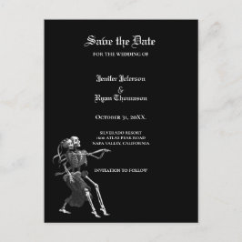 Anúncio cartão postal de casamento gótico de halloween par