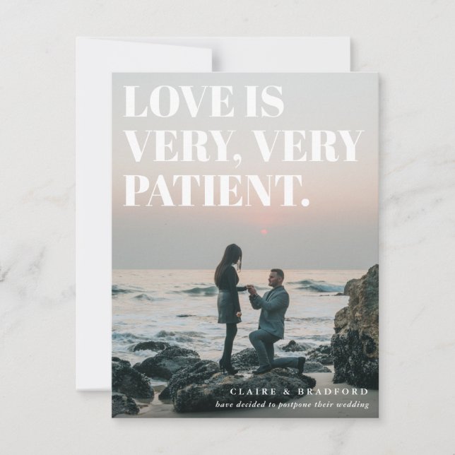 Anúncio Casamento adiado tipográfico ousado e atrevido (Frente)