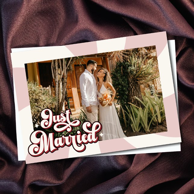 Anúncio Casamento de Fotografias com Recem casados Vermelh (Retro Pink Red & Cream Just Married Photo Wedding Announcement)