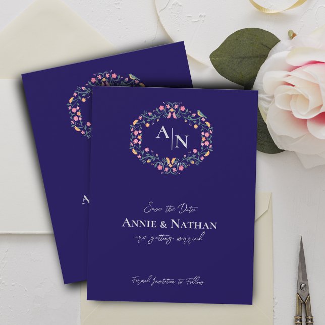Anúncio Casamento de Moldura Floral com Intrato Azul Monog (Monogram Blue Intricate Floral Frame Wedding Announcement)