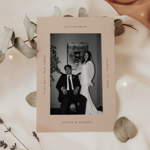 Anúncio Casamento Moderno Bege Foto de Recém-Casados Casam