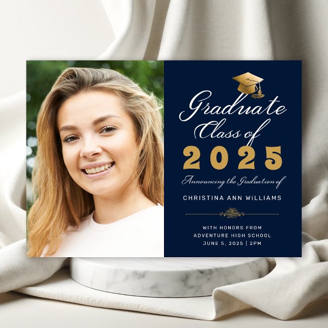 Anúncio Classe de Script Dourado do Marinho de Graduação d (Elegant Navy Blue Photo Graduation Announcement with Gold and White Calligraphy)