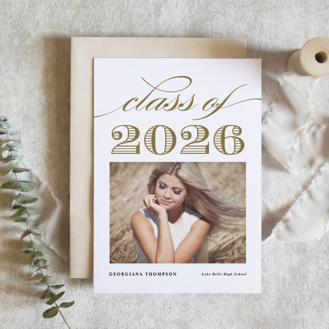 Anúncio Classe elegante do roteiro de 2016 graduações (Customizable photo graduation announcement featuring vintage typography. )