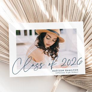 Anúncio Classe Moderna de Graduação de Fotos com Script 