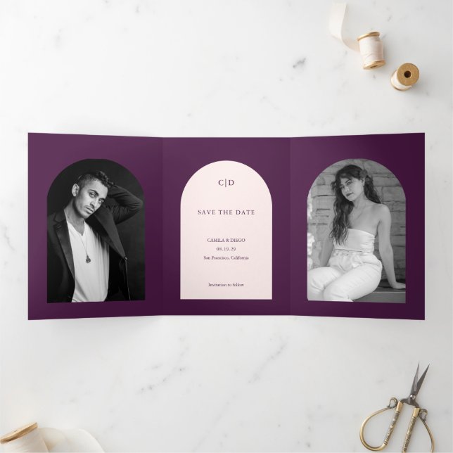Anúncio Com Dobra Tripla Foto de Arco Roxo para Casamento Save the Date (Dentro)