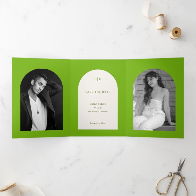 Anúncio Com Dobra Tripla Foto do Arco Verde Vibrante Casamento Salve a Data (Dentro)