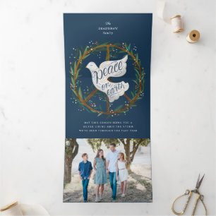 Anúncio Com Dobra Tripla Paz na Terra Lettering Dove no Sinal de Paz Wreath