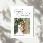 Anúncio Congrats Graduate Photo Graduation Announcement<br><div class="desc">Celebrate this unforgettable milestone with a Modern Congrats Graduate Photo High School Graduation Announcement designed to showcase your graduate’s proud achievement. Featuring a clean minimalist layout and stylish modern typography, this announcement highlights a favorite senior photo while sharing graduation details with family and friends. Perfect for announcing a high school...</div>