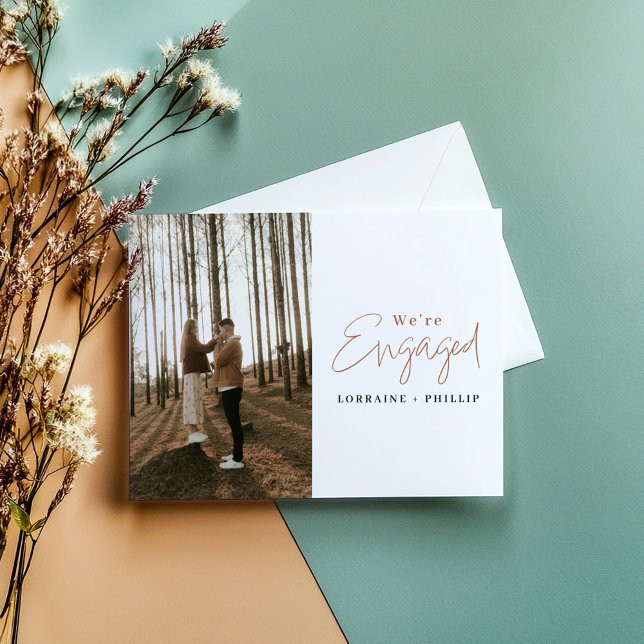 Anúncio da festa de noivado de fotos (Stylish “We’re Engaged” photo announcement card! Featuring a contemporary design.)