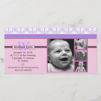anúncio de bebê com lenço xadrez rosa e roxo