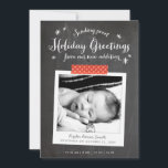 Anúncio de bebê de Natal em quadro chalkboard<br><div class="desc">Uma escolha perfeita para os novos pais, este cartão de feriado envia Cartões de natal enquanto mostra sua doce nova adição no estilo rústico moderno, com um fundo de quadro de quadro de referência e um quadro fotográfico de estilo acentuado com fita de washi de bolinhas vermelha. Personalize a frente...</div>