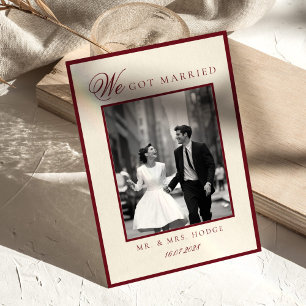 Anúncio de casamento com foto em preto e branco de