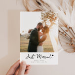 anúncio de casamento de recem casados adorável<br><div class="desc">design moderna com adorável letra negra. A imagem da noiva e do noivo e a cor e o texto podem ser personalizados.</div>