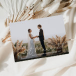anúncio de casamento do Recem casados thin script<br><div class="desc">Uma bela imagem dos recém-casados com texto de letras brancas. A imagem da noiva e do noivo e a cor e o texto podem ser personalizados.</div>