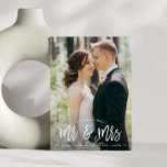 Anúncio de casamento do roteiro de pincel escrito<br><div class="desc">Um cartão com fotos de anúncio de casamento moderno com uma imagem de recém-casados e escrita de pincel com letra de mão. O texto pode ser personalizado junto com a imagem da noiva e do noivo e a cor do verso.</div>
