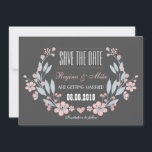 Anúncio de casamento Vintage Flower Save the Date<br><div class="desc">Ilustração floral vintage para o seu Save the Date e anúncio de casamento. Com flores suaves em rosa e azul Desenho lindo em aquarela. Personalize o texto para se adequar a qualquer ocasião. Chás de panela, festa de noivado, chá de bebê, revelação do sexo. Você também pode personalizar a cor...</div>