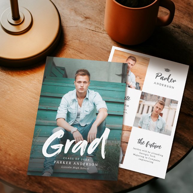 Anúncio de Conclusão de Curso com Foto em Letra de (Modern Brush Script Photo Graduation Announcement)