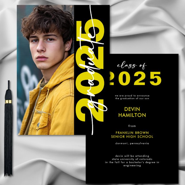 Anúncio de Formando de Tipografia Amarela Moderna (Modern Bold Yellow Typography Grad Announcement)