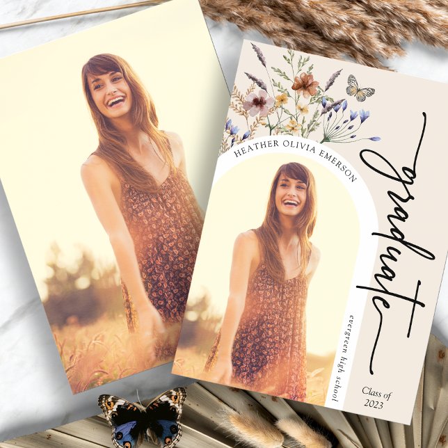 Anúncio de Formando Floral Elegante (Elegant Floral Graduate Picture Announcement with Butterfly by Painted Paperie
)