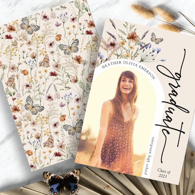 Anúncio de Formando Floral Moderno (Modern Floral Graduate Picture Announcement with Butterfly by Painted Paperie
)