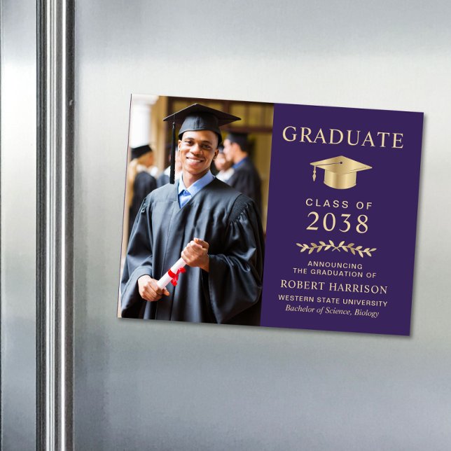 Anúncio de Formatação Dourada Elegante em Foto Rox (An elegant college graduation announcement magnet to celebrate the graduate's achievements)