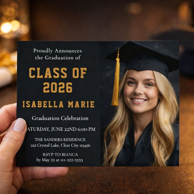 Anúncio de Formatura com Foto Dourada 2026 (Elegant black and gold photo graduation announcement with modern timeless layout)