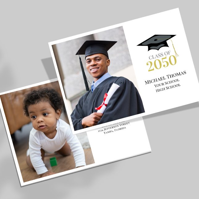 Anúncio de Formatura de Turma Clássica de Fotos (Classic Graduation photo invitation template with classic graduation hat.)