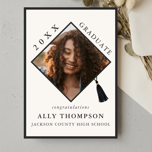 Anúncio de Foto de Diploma de Ivory Moderno (Modern Ivory Graduation Cap Photo Announcement)