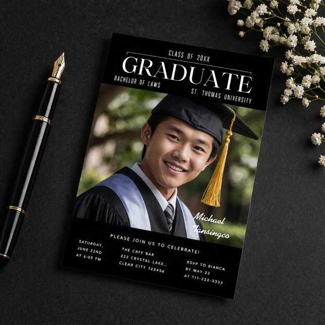 Anúncio de Foto de Formatura Black Gold (Black gold graduation invitation with photo Class of 2026 modern editorial design)