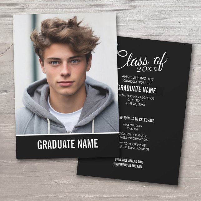 Anúncio de Foto de Graduação Clássica e Partido (Simple Graduation Announcement with large photo on the front and invitation on the back)