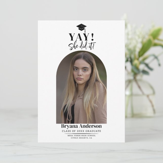 Anúncio de Foto Mínima de Graduação Moderna (Em pé/Frente)