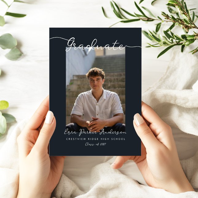 Anúncio de Graduação Azul Escuro Elegante com Foto (Modern dark blue photo grad announcement card)