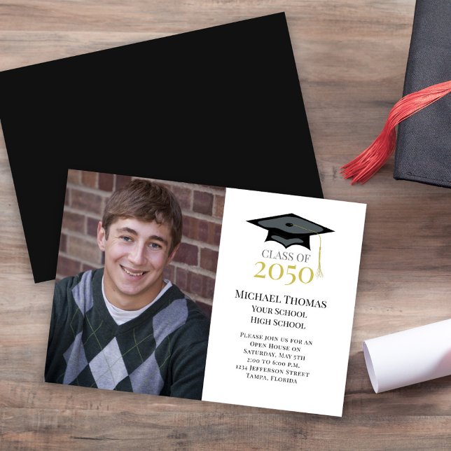 Anúncio de Graduação com Foto e Capa Dourada Cláss (Classic Graduation photo invitation template with classic graduation hat.)