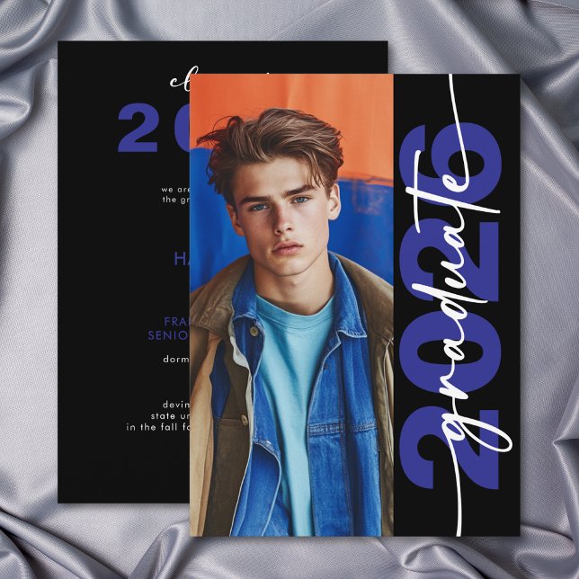 Anúncio de Graduação com Tipografia Azul Moderna e (Modern Bold Blue Typography Grad Announcement)