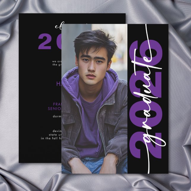 Anúncio de Graduação com Tipografia Moderna e Ousa (Modern Bold Purple Typography Grad Announcement)