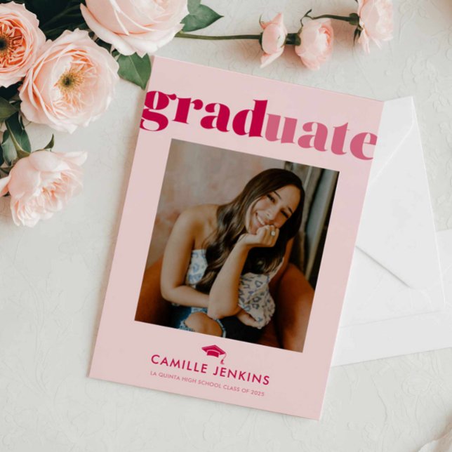 Anúncio de Graduação de Foto Mínima Moderna (Fun Pink Photo Graduation announcement card)