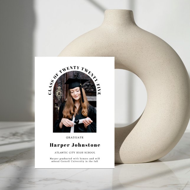 Anúncio de graduação de fotos simples minimalista (Minimalist and simple Class of photo graduation announcement front view.)