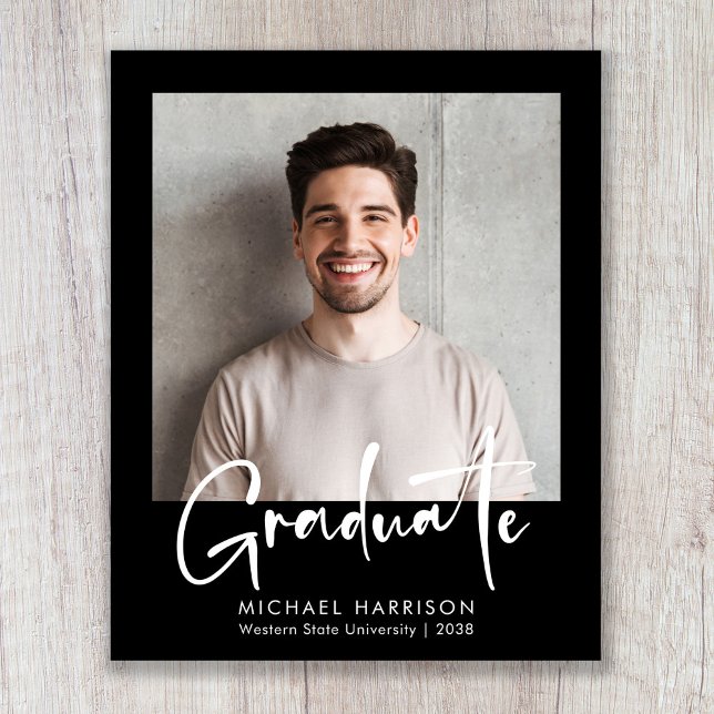 Anúncio de Graduação de Script em Negrito de Foto  (Budget White Script Photo Graduation Announcement)