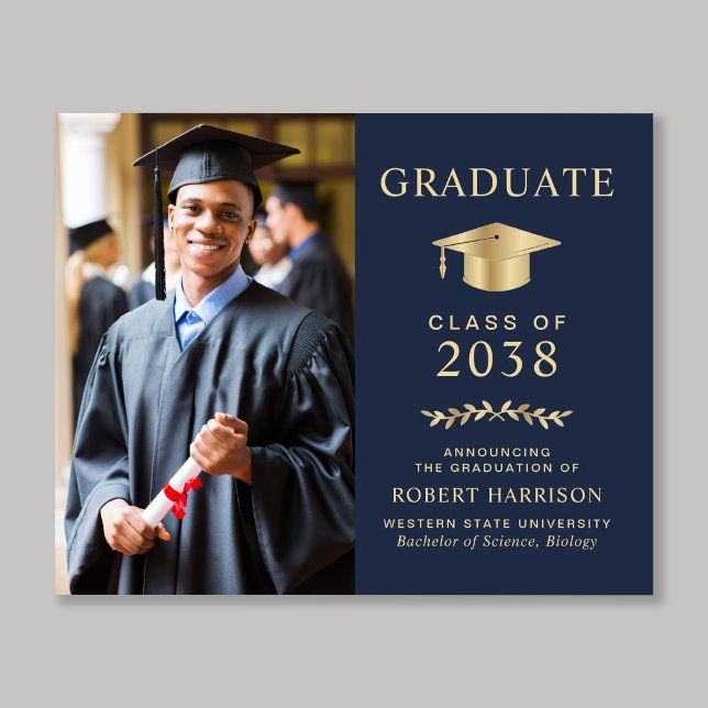 Anúncio de Graduação Dourada Azul de Foto Orçament (An elegant college graduation announcement to celebrate the graduate's achievements)