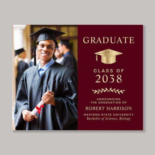 Anúncio de Graduação Dourada Burgundy Foto Orçamen (An elegant college graduation announcement to celebrate the graduate's achievements)