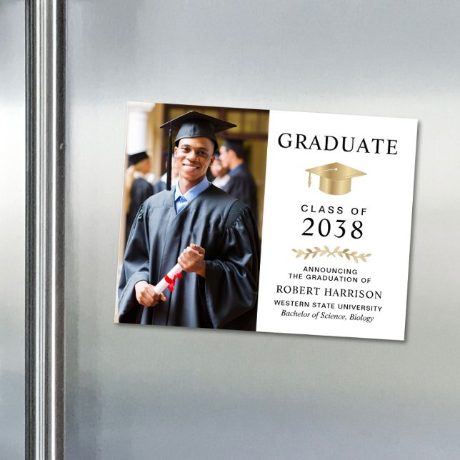 Anúncio de Graduação Dourada Elegante em Foto Bran (An elegant college graduation announcement magnet to celebrate the graduate's achievements)
