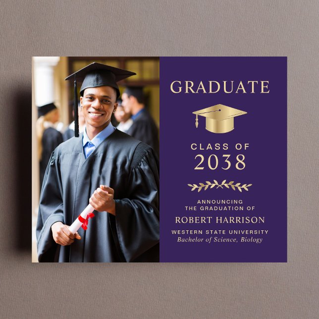 Anúncio de Graduação Dourada Púrpura de Foto Orçam (An elegant college graduation announcement to celebrate the graduate's achievements)