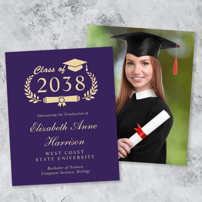 Anúncio de Graduação Dourada Púrpura de Foto Orçam (An elegant college graduation announcement to celebrate the graduate's achievements)