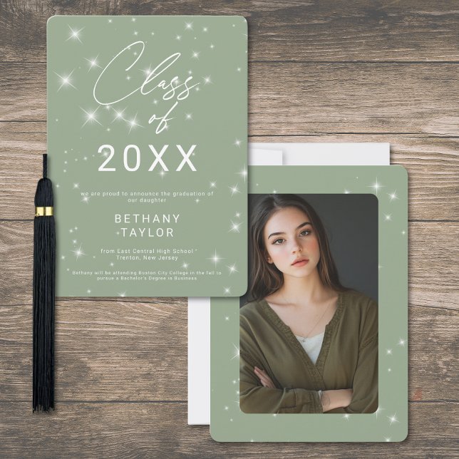 Anúncio de Graduação Moderno em Verde Sage e Branc (Modern Sage Green & White Sparkle Graduation Announcement)