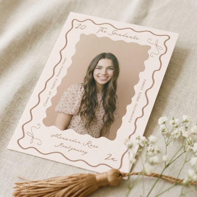 Anúncio de Graduação Retro Ondulado com Arco Desen (Retro Wavy Hand Drawn Bow Grad Photo Graduation Announcement)