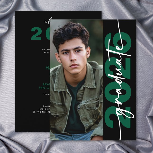 Anúncio de Graduação Tipografia Verde Moderno e Ou (Modern Bold Green Typography Grad Announcement)