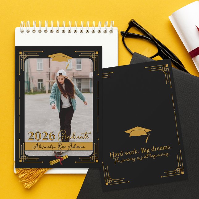 Anúncio de Graduado da Turma de 2026 da Foto Black (Black Gold Photo Graduation Announcement Card | Class of 2026 High School Graduate Custom Name.)