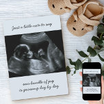 Anúncio de Gravidez Azul Pálida Sonograma Foto<br><div class="desc">Cartão com fotos simples e moderno do anúncio de gravidez. Personalize a design com sua própria foto de sonograma ou de maternidade e personalize o texto conforme desejar. O texto atual diz "Apenas um pequeno comentário para dizer que o nosso pacote de alegria está a crescer dia após dia". O...</div>