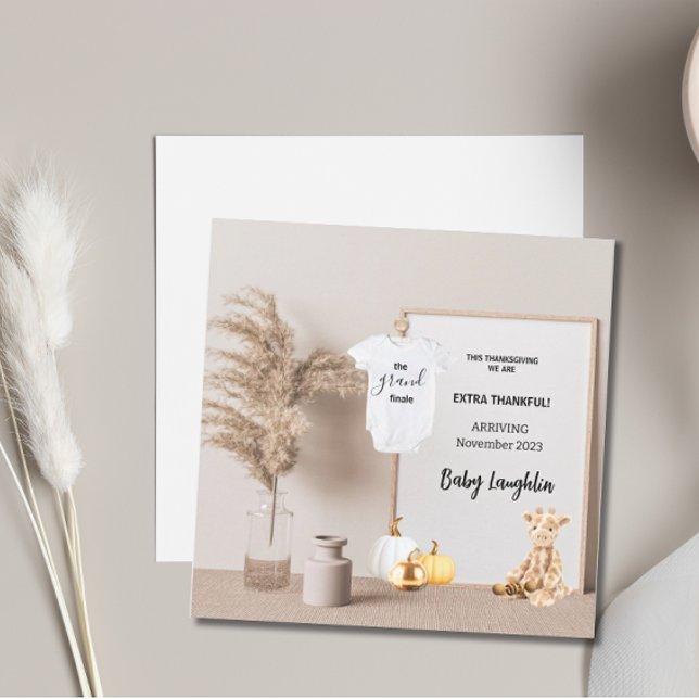 Anúncio de gravidez de ação de agradecimento extra (Extra Thankful Thanksgiving Pregnancy Announcement)